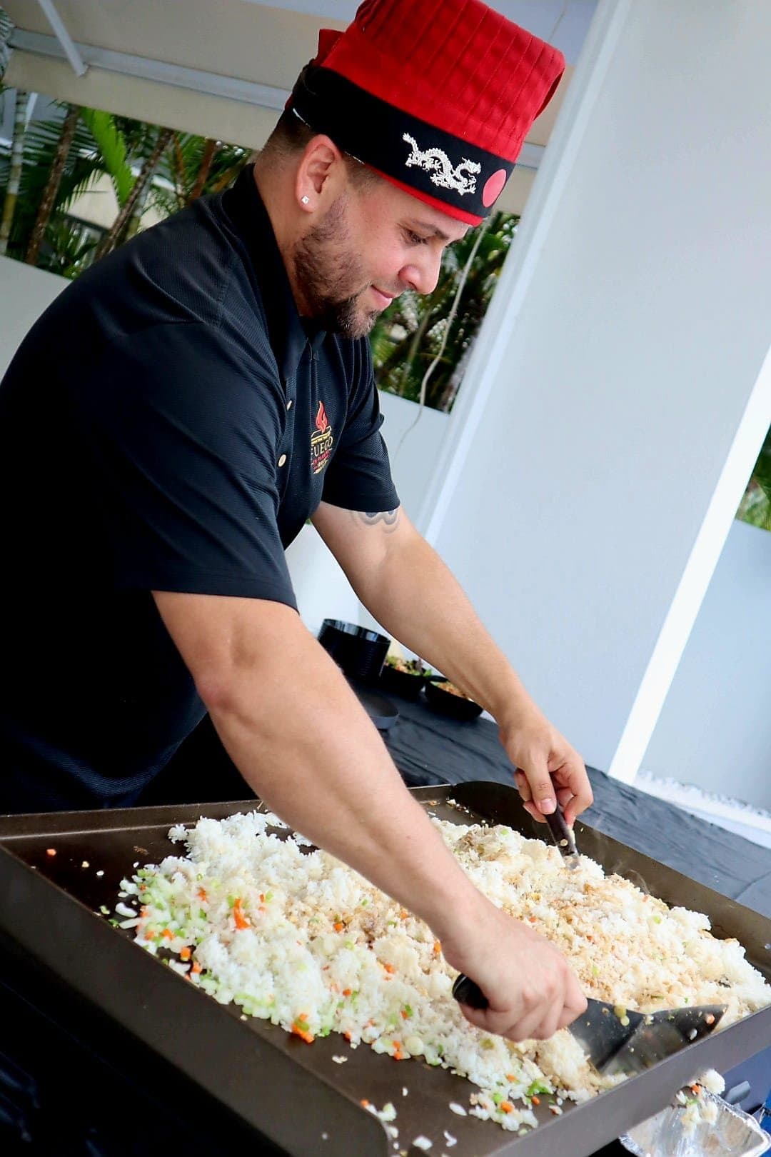 Chef Dexler preparando arroz frito en la plancha