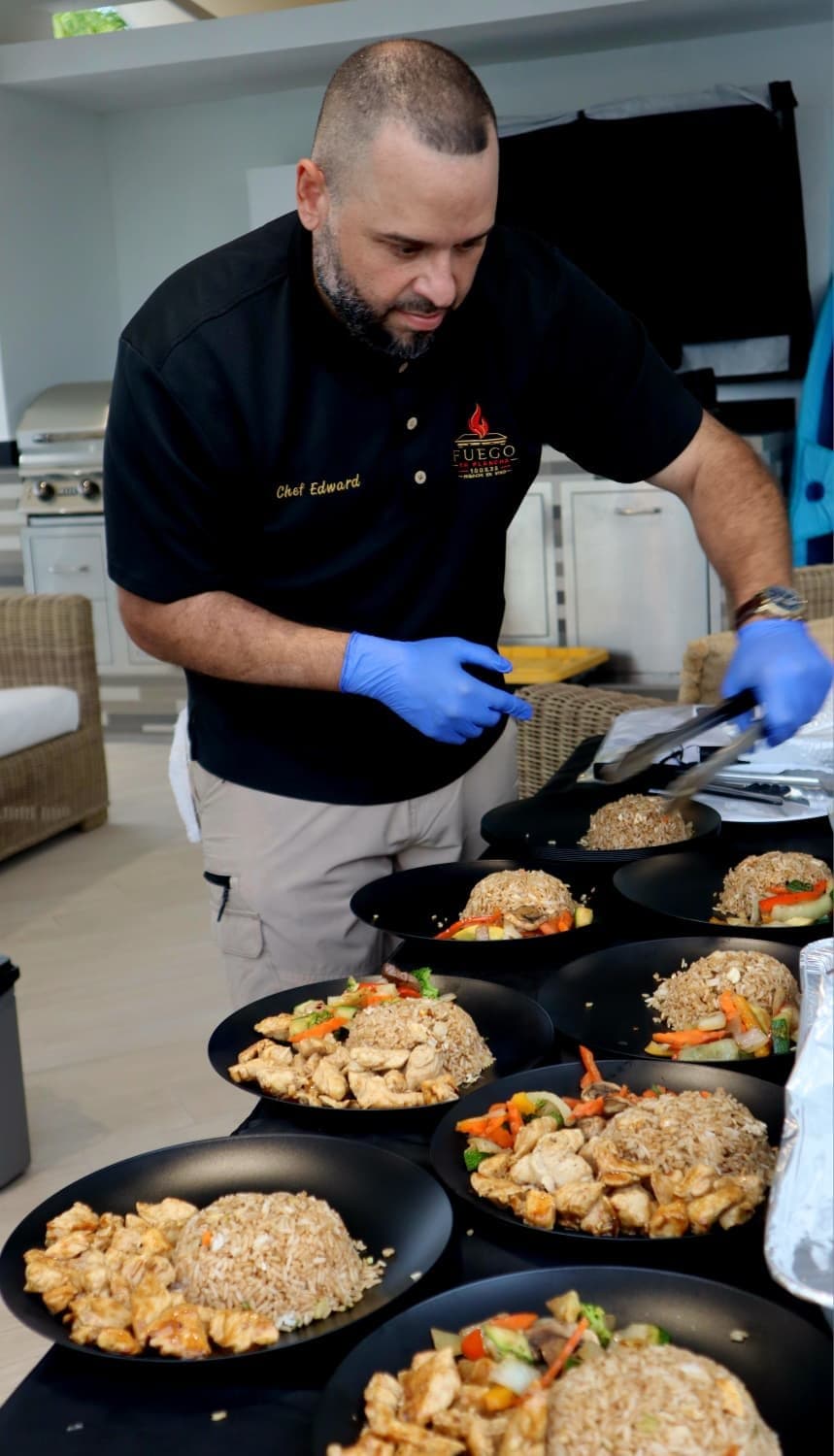 Chef Edward montando los platos en un evento