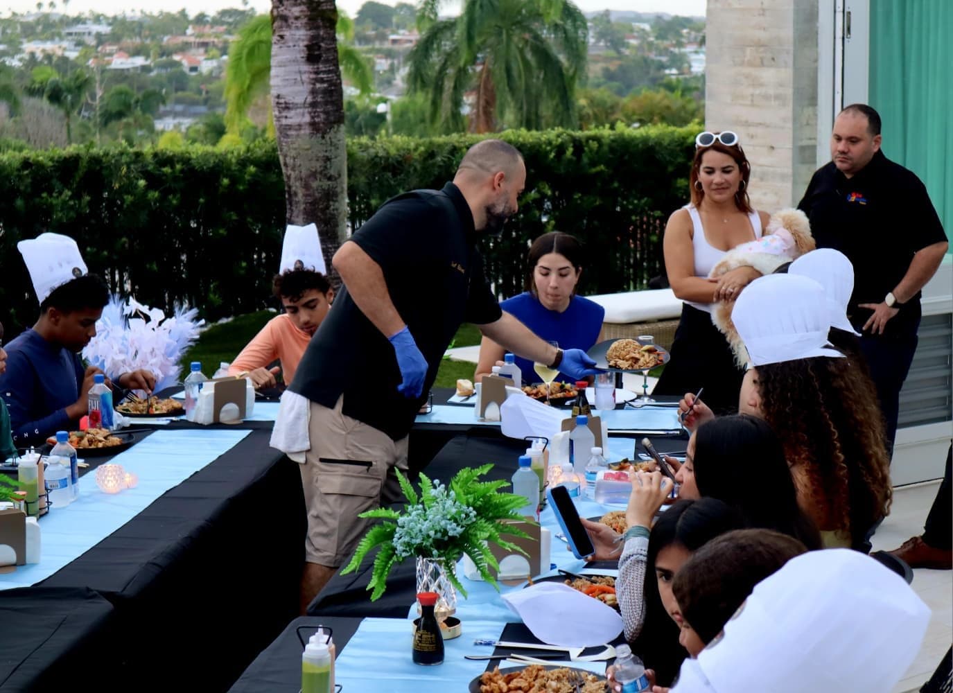 Chef Edward sirviendo los platos a los invitados