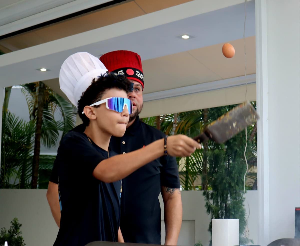 Invitado atrapando un huevo con el cuchillo durante el show