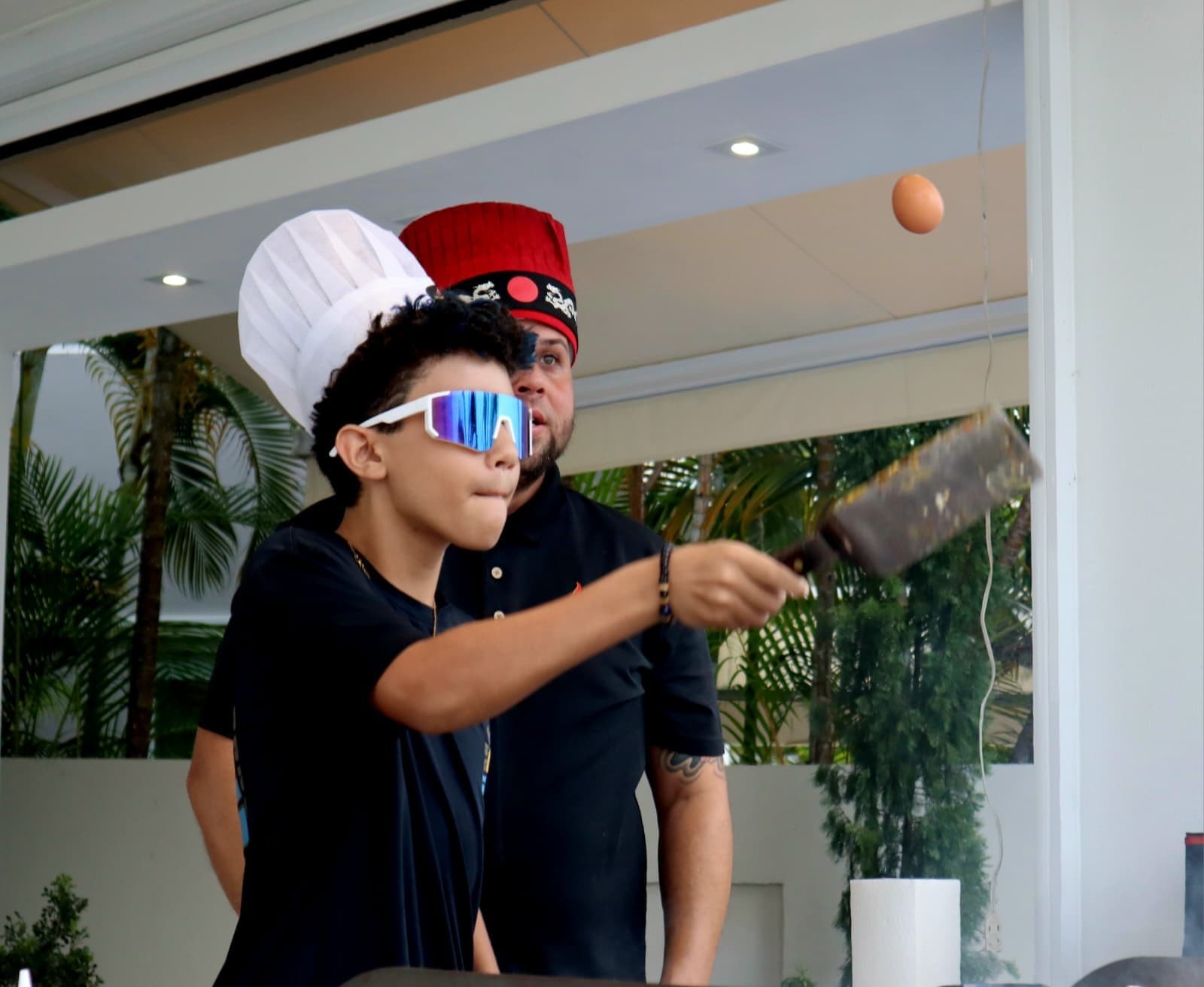 Invitado atrapando un huevo con el cuchillo durante el show
