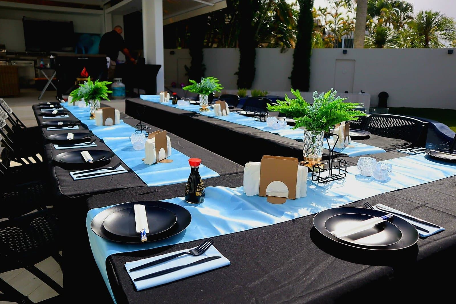 Mesas decoradas con mantel, runner y vajilla para el evento