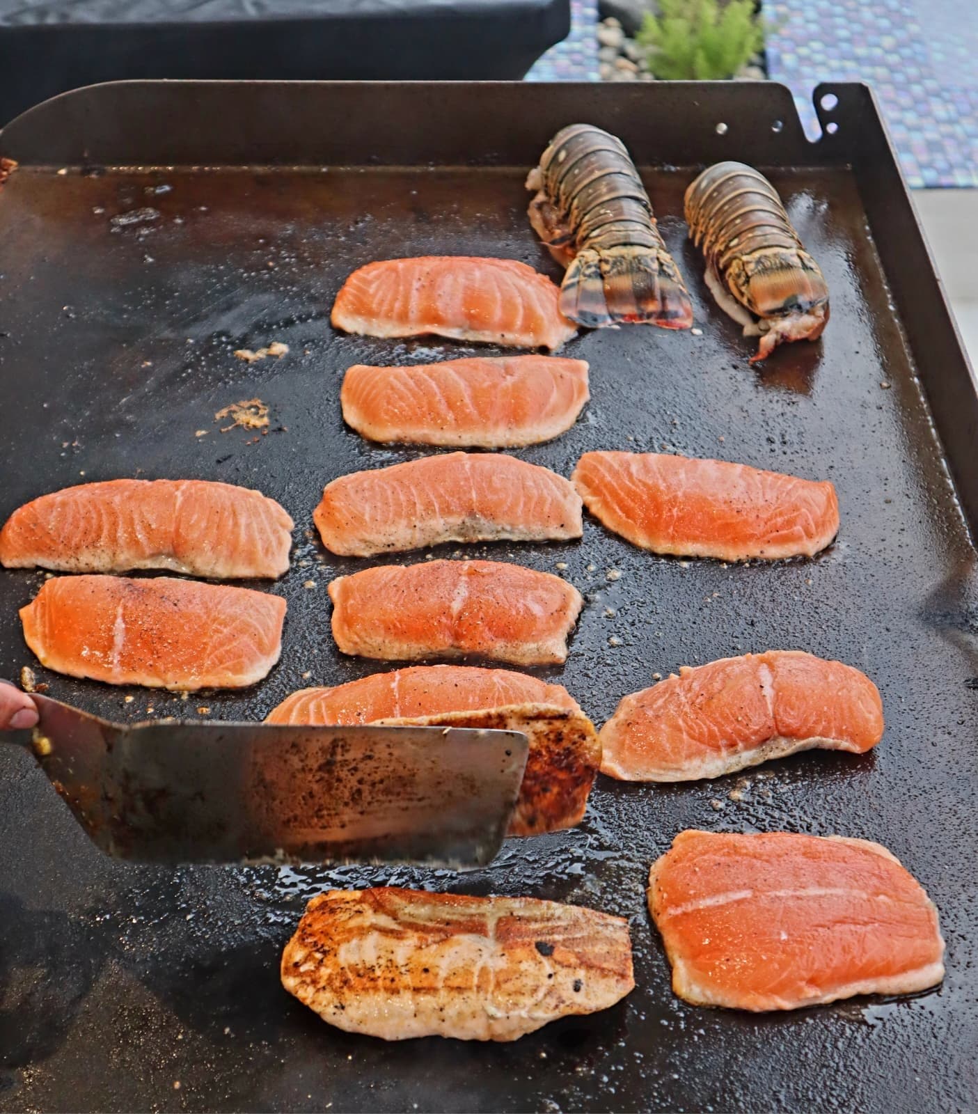 Salmón y colas de langosta en la plancha durante un evento